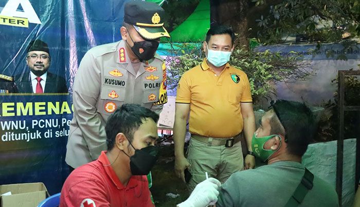 Kapolresta Sidoarjo Tinjau Vaksinasi Booster di Kampung Ramadan Kapolresta Sidoarjo Tinjau Vaksinasi Booster di Kampung Ramadan