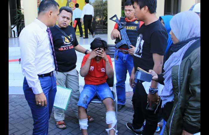Tim Anti Bandit Tembak 1 Pelaku Begal Motor yang Sudah DPO Selama Setahun Tim Anti Bandit Tembak 1 Pelaku Begal Motor yang Sudah DPO Selama Setahun