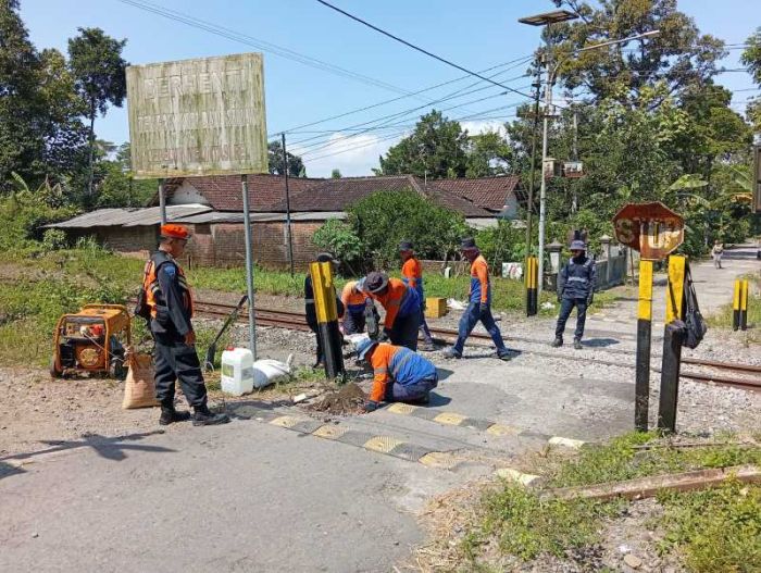 KAI Daop 7 Lakukan Normalisasi Perlintasan Sebidang di Blitar Demi Keselamatan