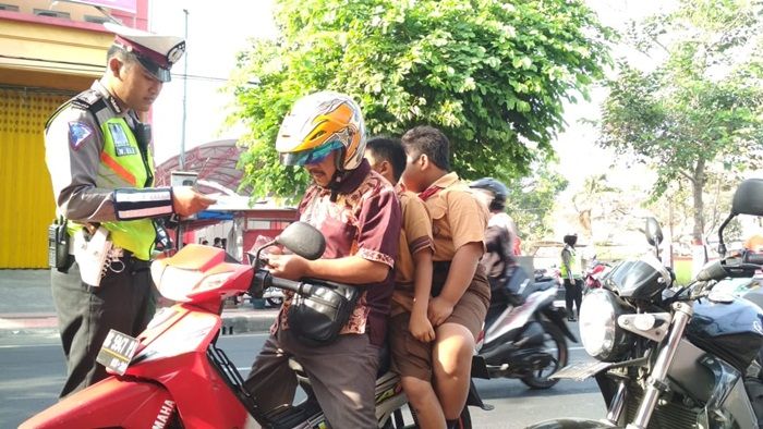 Tilang Seorang Ibu Saat Antar Anak Sekolah, Begini Sikap Polisi di Kota Blitar 