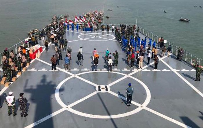Di atas KRI Makassar-590, Gubernur Khofifah Serahkan 3.000 Sembako untuk Nelayan Terdampak Corona Di atas KRI Makassar-590, Gubernur Khofifah Serahkan 3.000 Sembako untuk Nelayan Terdampak Corona