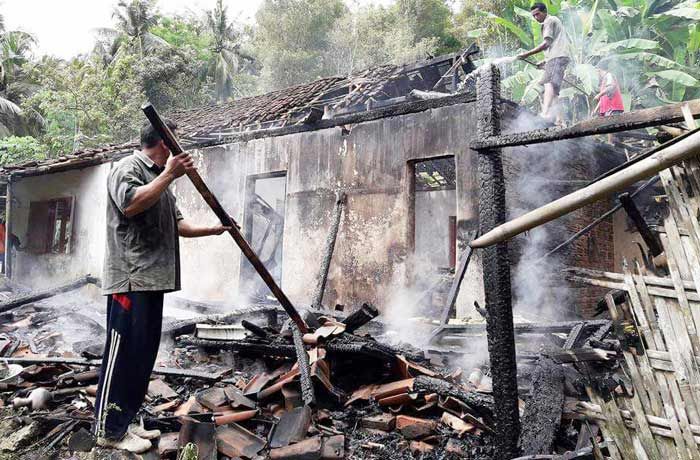 Satu Rumah Warga di Tulakan Pacitan Ludes Dilalap si Jago Merah Satu Rumah Warga di Tulakan Pacitan Ludes Dilalap si Jago Merah