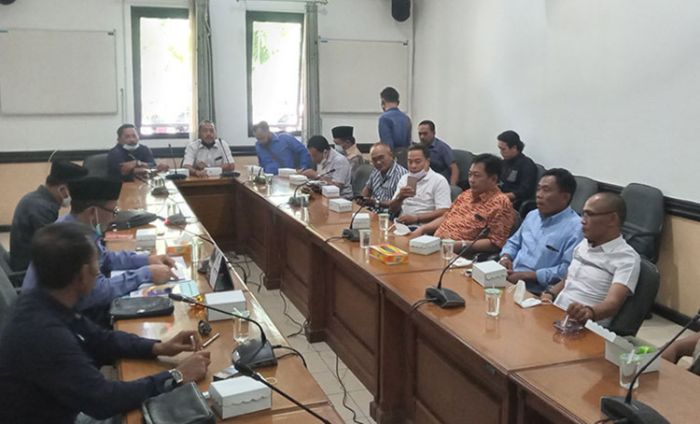Datangi DPRD Pasuruan, LSM Format Sampaikan 3 Tuntutan Soal Kasus Hajatan Anggota Dewan di Masa PPKM Datangi DPRD Pasuruan, LSM Format Sampaikan 3 Tuntutan Soal Kasus Hajatan Anggota Dewan di Masa PPKM