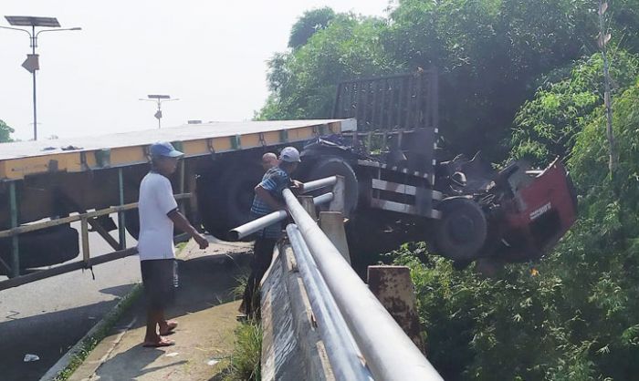 Diduga Ngantuk, Truk Kontainer Nyaris Terjun ke Sungai Betek, Mojoagung Jombang