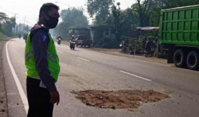 Kecelakaan Dump Truk Vs Motor di Balongbendo, Satu Korban Meninggal di Lokasi Kecelakaan Dump Truk Vs Motor di Balongbendo, Satu Korban Meninggal di Lokasi