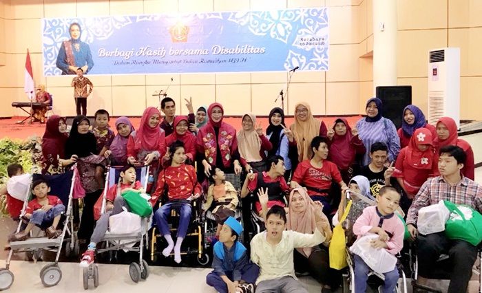 Fatma Saifullah Yusuf Berbagi Kasih Bersama 350 Difabel Fatma Saifullah Yusuf Berbagi Kasih Bersama 350 Difabel