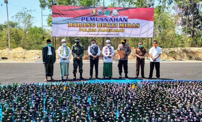 Polres Pamekasan Musnahkan Barang Bukti Ribuan Botol Miras Hasil Operasi Pekat 2021 Polres Pamekasan Musnahkan Barang Bukti Ribuan Botol Miras Hasil Operasi Pekat 2021