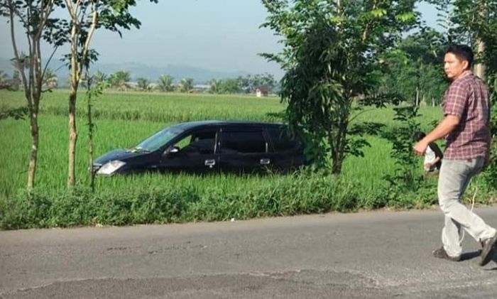 Avanza di Blitar Nyungsep ke Sawah Usai Tabrak Pemotor, Satu Tewas Avanza di Blitar Nyungsep ke Sawah Usai Tabrak Pemotor, Satu Tewas