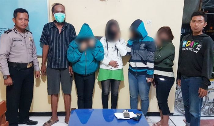 Usai Tawar Menawar, 4 PSK di Bojonegoro ini Ajak Polisi Masuk Kamar, Akhirnya Digiring ke Mapolsek Usai Tawar Menawar, 4 PSK di Bojonegoro ini Ajak Polisi Masuk Kamar, Akhirnya Digiring ke Mapolsek