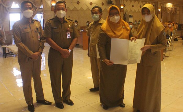 526 PNS Gresik Terima SK Kenaikan Pangkat 526 PNS Gresik Terima SK Kenaikan Pangkat