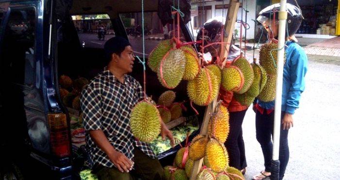 Penjual Durian di Trenggalek Banjiri Jalan Protokol