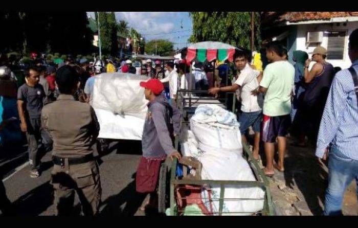 Ratusan PKL di Sumenep Ngotot Kembali ke Taman Bunga, Dihadang Satpol PP
