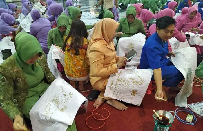 Peringati Hari Batik Nasional, Jalasenastri Koarmada II Ikuti Membatik Massal Peringati Hari Batik Nasional, Jalasenastri Koarmada II Ikuti Membatik Massal