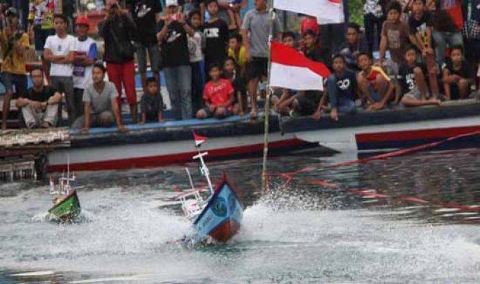 Balap Miniatur Perahu Hibur Wisatawan di Pantai Prigi Trenggalek Balap Miniatur Perahu Hibur Wisatawan di Pantai Prigi Trenggalek