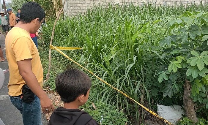 Mayat Diduga Korban Pembunuhan, Dibungkus Karung, Ditemukan Warga di Pinggir Jalan Mayat Diduga Korban Pembunuhan, Dibungkus Karung, Ditemukan Warga di Pinggir Jalan
