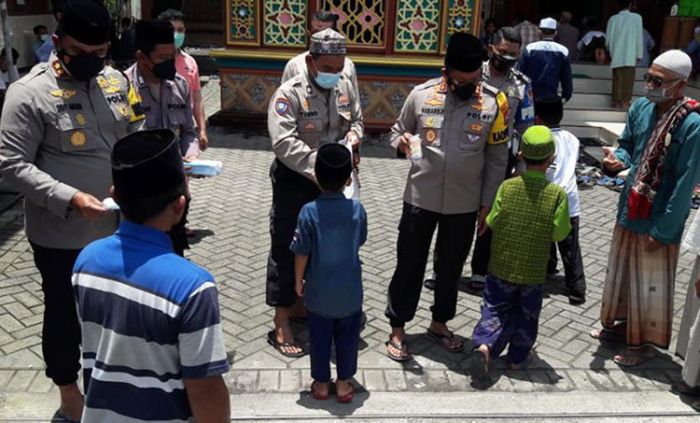 Jumat Berkah, Polresta Sidoarjo Bagi-Bagi Masker dan Susu di Masjid Sabilul Muttaqin Cemengkalang Jumat Berkah, Polresta Sidoarjo Bagi-Bagi Masker dan Susu di Masjid Sabilul Muttaqin Cemengkalang