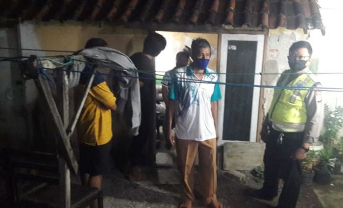 Saat Pulang Kerja, Warga di Sidoarjo Kaget Temukan Tetangganya Gantung Diri Saat Pulang Kerja, Warga di Sidoarjo Kaget Temukan Tetangganya Gantung Diri