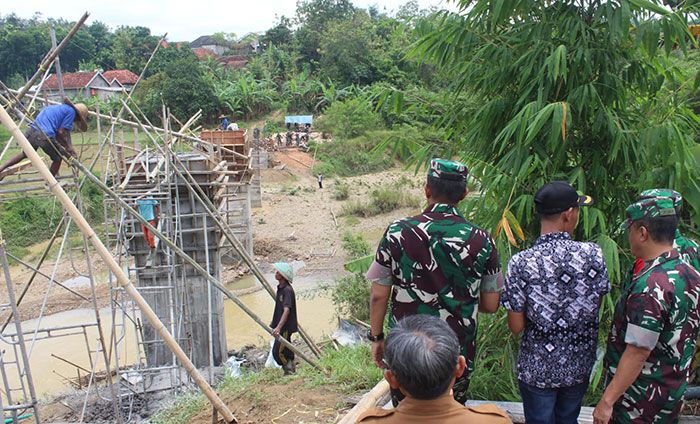 TMMD ke-115, Danrem 084/BJ Tinjau Pengerjaan Jembatan di Pamekasan