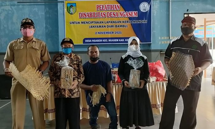 Pemdes Ngasem dan Perkumpulan Disabilitas Kediri Gelar Pelatihan Anyaman Bambu Pemdes Ngasem dan Perkumpulan Disabilitas Kediri Gelar Pelatihan Anyaman Bambu