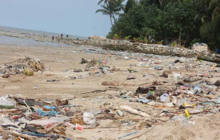 Penuh Sampah, Wisata Pantai Kelapa Tuban Sepi Pengunjung