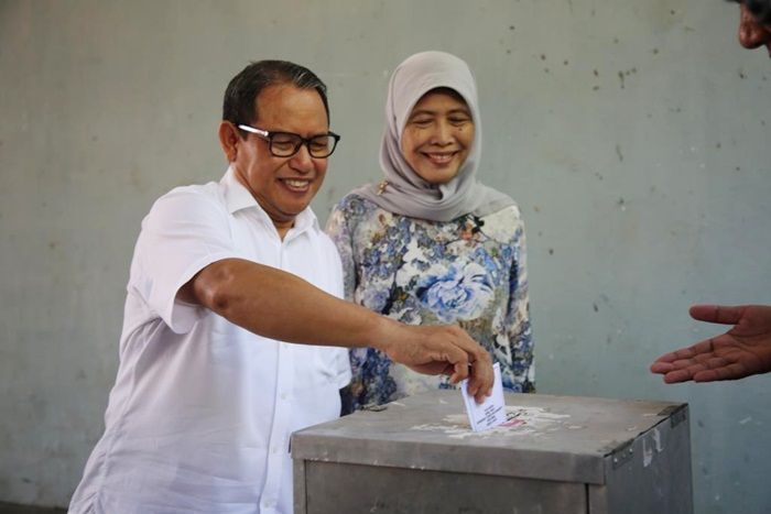 Khofifah-Emil Unggul di TPS Ketua PKB Tuban Mencoblos Khofifah-Emil Unggul di TPS Ketua PKB Tuban Mencoblos