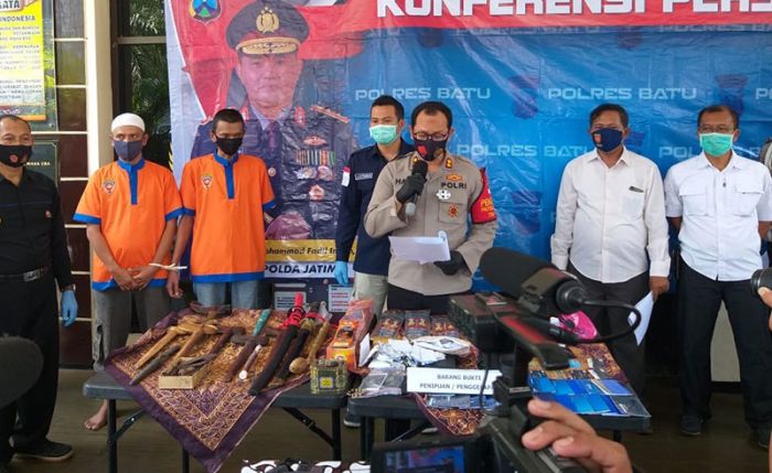 Beli BBM Gunakan Tangki Modifikasi, 2 Warga Dampit Diringkus Satreskrim Polres Batu Beli BBM Gunakan Tangki Modifikasi, 2 Warga Dampit Diringkus Satreskrim Polres Batu