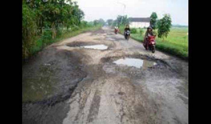 Jalan Lingkar Lamongan Hancur: Tak Tersentuh Perbaikan, Ancam Keselamatan Jalan Lingkar Lamongan Hancur: Tak Tersentuh Perbaikan, Ancam Keselamatan