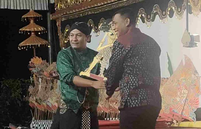 Bimo Krido Lakon Wayangan HUT ke-78 TNI di Kodim Kediri Bimo Krido Lakon Wayangan HUT ke-78 TNI di Kodim Kediri