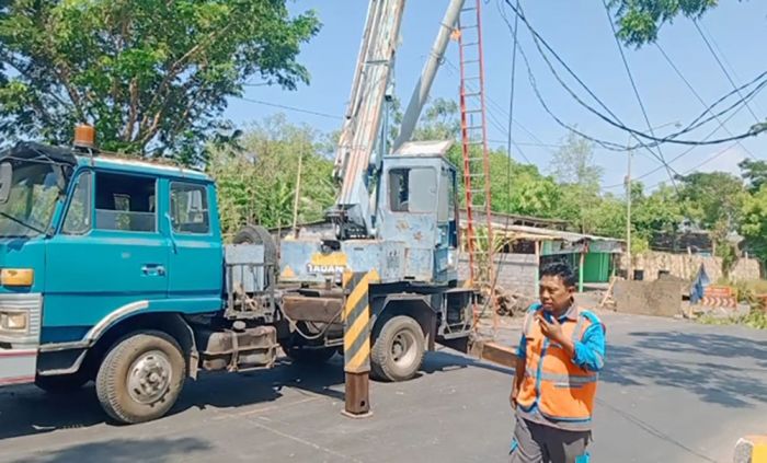 Gara-Gara Galian Drainase, Empat Tiang Listrik di Probolinggo Nyaris Roboh