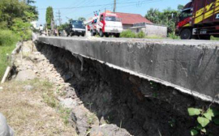 Baru Dibangun, Jalan Beton Kupang-Jetis Mojokerto Longsor Baru Dibangun, Jalan Beton Kupang-Jetis Mojokerto Longsor
