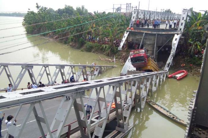 Jembatan Widang-Babat yang Ambruk Sudah Berusia 35 Tahun Lebih Jembatan Widang-Babat yang Ambruk Sudah Berusia 35 Tahun Lebih