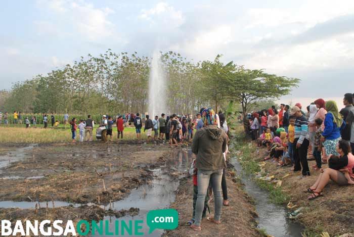 Semburan Air di Widodaren Belum Reda, Warga yang Berdatangan Semakin Banyak