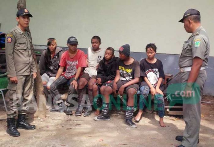 Razia Pekat, Satpol PP Pasuruan Amankan 6 Anak Jalanan Bergaya Punk Razia Pekat, Satpol PP Pasuruan Amankan 6 Anak Jalanan Bergaya Punk