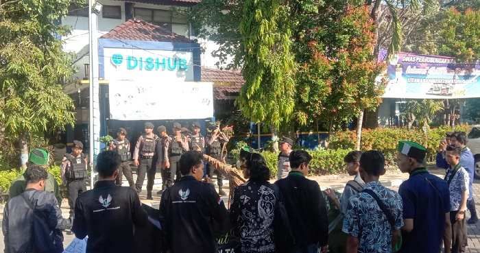 Kesal Truk Pemuat Tambang Tak Taat Aturan, HMI Gresik Demo Dishub Kesal Truk Pemuat Tambang Tak Taat Aturan, HMI Gresik Demo Dishub