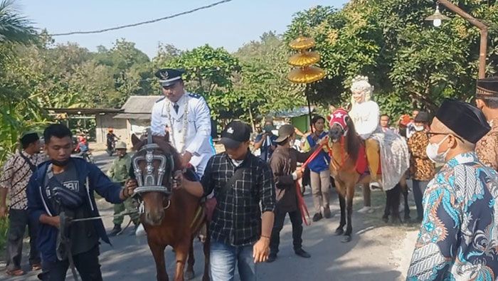 Pernikahan Unik di Tuban, Kedua Mempelai Tunggangi Kuda Keliling Kampung Pernikahan Unik di Tuban, Kedua Mempelai Tunggangi Kuda Keliling Kampung