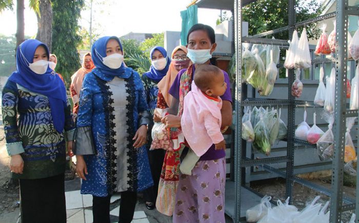 Bantu Sesama, DWP Lamongan Pelopori Kegiatan Beri Seikhlasnya Ambil Seperlunya Bantu Sesama, DWP Lamongan Pelopori Kegiatan Beri Seikhlasnya Ambil Seperlunya