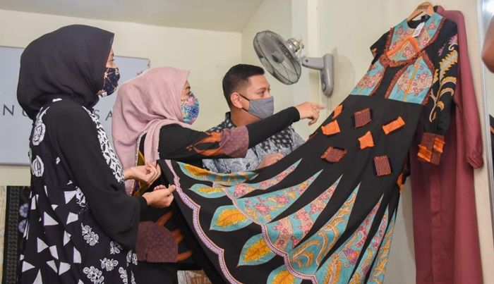 Peringati Hari Batik Nasional, Mas Abu dan Bunda Fey Kunjungi Perajin Batik Dermo