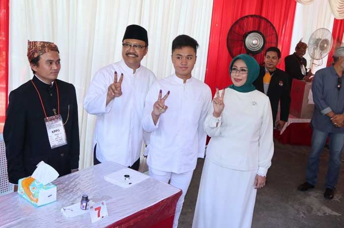 Berjalan Kaki, Gus Ipul dan Keluarga Nyoblos di TPS 03 Gayungan Berjalan Kaki, Gus Ipul dan Keluarga Nyoblos di TPS 03 Gayungan