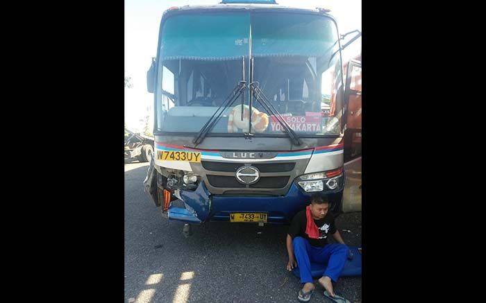 Ceroboh saat Masuk ke Terminal, Bus Sumber Selamat di Ngawi Tewaskan Pengendara Motor