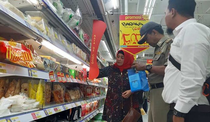 Sidak ke Supermarket dan Swalayan, Petugas Gabungan di Bangkalan Temukan Mamin Berkemasan Rusak