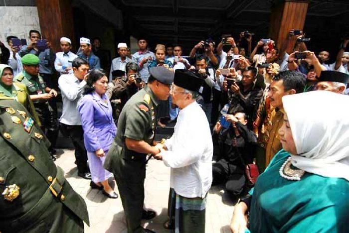 Silaturrahim ke Tebuireng, Panglima TNI Disambut Banjari Santri