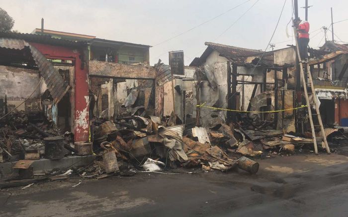 Diduga Ada Kebocoran Gas Elpiji, Empat Ruko di Darmo Surabaya Terbakar Diduga Ada Kebocoran Gas Elpiji, Empat Ruko di Darmo Surabaya Terbakar