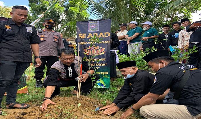 Peringati Satu Abad, PSHT se-Madura Raya Gandeng CDK Sumenep Tanam 6.000 Pohon Peringati Satu Abad, PSHT se-Madura Raya Gandeng CDK Sumenep Tanam 6.000 Pohon