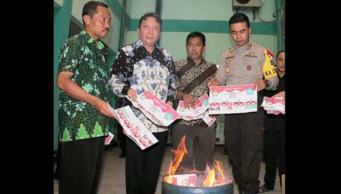 Hindari Kecurigaan, KPU Sidoarjo Musnahkan 949 Surat Suara Hindari Kecurigaan, KPU Sidoarjo Musnahkan 949 Surat Suara