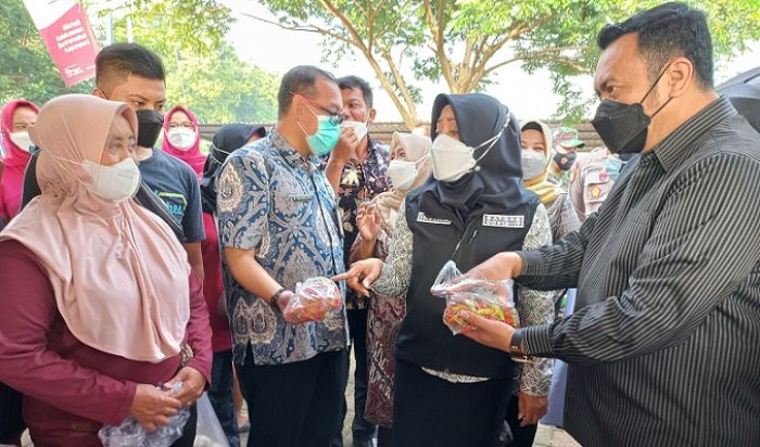 Warga Mojokerto Serbu Pasar Murah Sambut Nataru Warga Mojokerto Serbu Pasar Murah Sambut Nataru