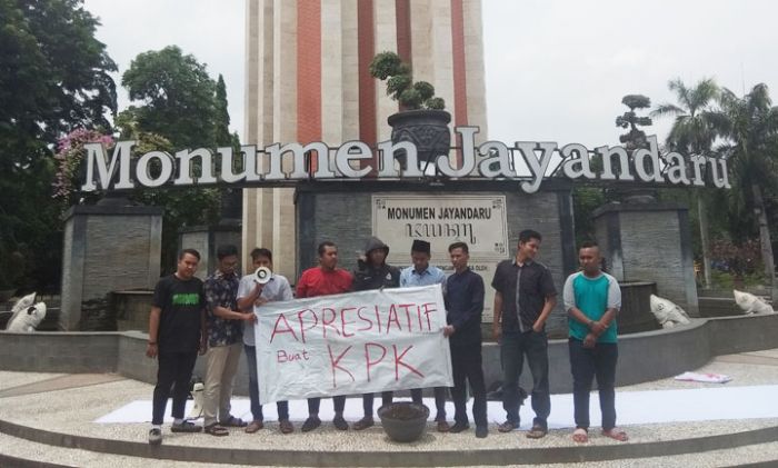 Apresiasi Kinerja KPK, Sejumlah Mahasiswa Gelar Aksi Damai di Depan Alun-alun Sidoarjo Apresiasi Kinerja KPK, Sejumlah Mahasiswa Gelar Aksi Damai di Depan Alun-alun Sidoarjo