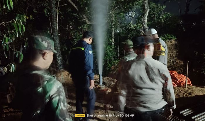 Diduga Gas, Warga Kadur Pamekasan Dihebohkan dengan Semburan Setinggi 15 Meter Diduga Gas, Warga Kadur Pamekasan Dihebohkan dengan Semburan Setinggi 15 Meter