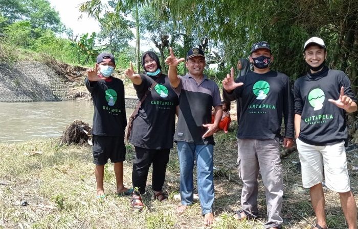 ​Puluhan Aktivis Lingkungan di Kediri Bersih-bersih Sampah Sungai Ketandan