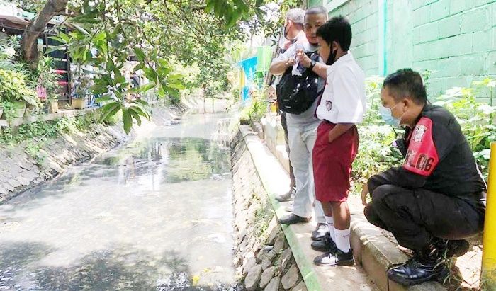 Bocah SD di Kutisari Surabaya Temukan Janin Dalam Toples di Selokan Bocah SD di Kutisari Surabaya Temukan Janin Dalam Toples di Selokan