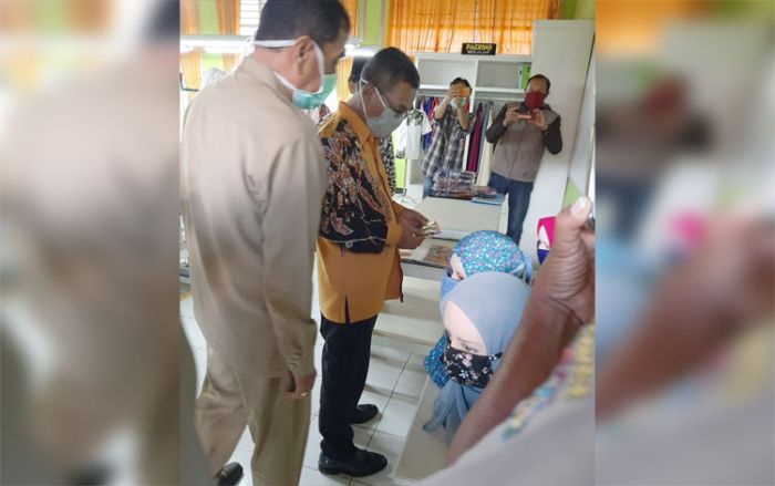 Bupati Indartato Bagikan Paket Sembako dan Tinjau Pembuatan Masker Kain di SMKN I Donorojo Bupati Indartato Bagikan Paket Sembako dan Tinjau Pembuatan Masker Kain di SMKN I Donorojo